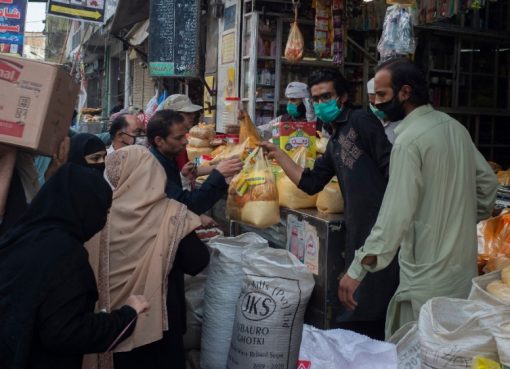 Pemerintah Pakistan telah membagikan sekitar $US 70 kepada lebih dari 10 juta keluarga yang paling terpukul oleh penguncian dampak virus corona. Gambar menunjukkan aktivitas masyaraat Pakistan di sebuah pasar. (Foto: AP/Al Jazeera)