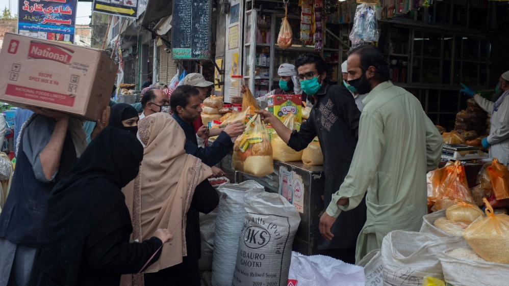 Pemerintah Pakistan telah membagikan sekitar $US 70 kepada lebih dari 10 juta keluarga yang paling terpukul oleh penguncian dampak virus corona. Gambar menunjukkan aktivitas masyaraat Pakistan di sebuah pasar. (Foto: AP/Al Jazeera)