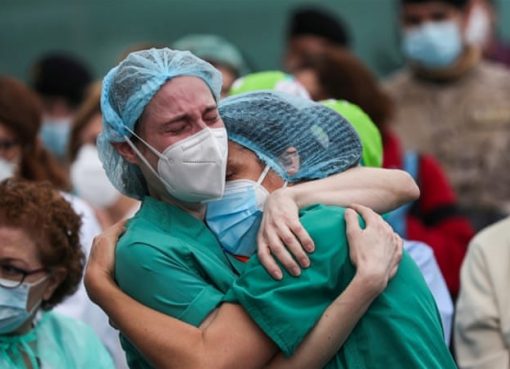Petugas kesehatan di Spanyol berpelukan bersama kolega pertanda duka atas meninggalnya rekan mereka karena COVID-19. (Foto: Reuter/Al Jazeera)