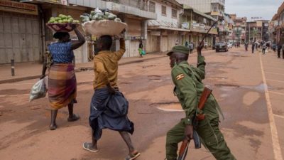 Polisi Uganda mengusir pedagang yang masih beroperasi di jalan-jalan.(Foto: AFP/BBC)