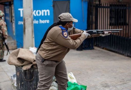 Polisi dan tentara telah dikerahkan di Afrika Selatan untuk memberlakukan keadaan darurat. (Foto: AFP/BBC)