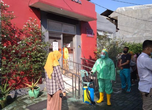 Cairan disinfektan menjadi pencegahan awal bagi masyarat agar tak terpapar virus corona (COVID-19), termasuk ketika pergi berobat. Tampak dalam gambar petugas salah satu Puskemas di Kota Bekasi menyemprotan cairan pencegah virus tersebut kepada pasien yang akan berobat, Selasa (14/4). (Foto: mimbar-rakyat.com)