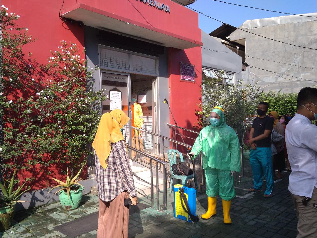 Cairan disinfektan menjadi pencegahan awal bagi masyarat agar tak terpapar virus corona (COVID-19), termasuk ketika pergi berobat. Tampak dalam gambar petugas salah satu Puskemas di Kota Bekasi menyemprotan cairan pencegah virus tersebut kepada pasien yang akan berobat, Selasa (14/4). (Foto: mimbar-rakyat.com)