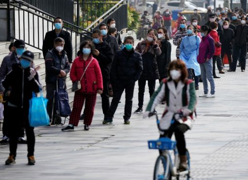 Orang-orang mengantri untuk memasuki supermarket di Wuhan, China, ketika kehidupan perlahan kembali normal di kota itu: (Foto: Reuters/Al Jazeera)