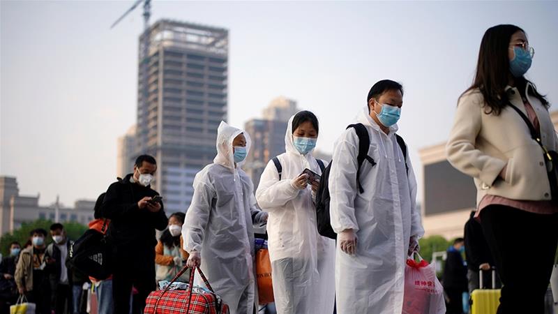 Para penupang bersama barang-barang bawaan mereka antre di luar Stasiun Kereta Api Hankou, setelah pembatasan perjalanan untuk meninggalkan Wuhan, ibukota provinsi Hubei yang merupakan pusat penyebaran penyakit coronavirus (COVID-19) di China, dicabut. (Reuters/Al Jazeera)