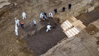 Pulau Hart di luar Bronx digunakan untuk kuburan massal warga New York City, para korban tewas akibat wabah coronavirus yang terus meningkat. (Foto: Reuters/BBC News)