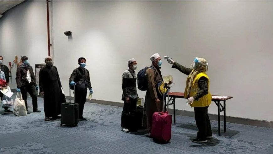 Sejumlah jemaah umrah Indonesia yang sempat tertunda kepulangannya dari Arab Saudi mendarat Jumat (10/4) dini hari di Bandara Soekarno-Hatta. (Foto: https://kemenag.go.id)