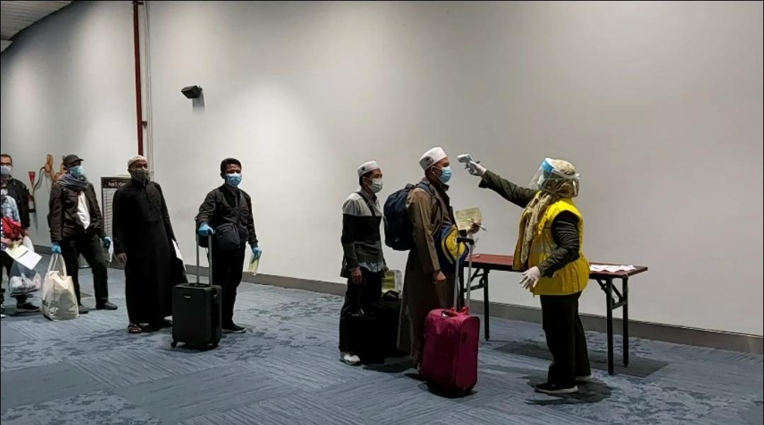 Sejumlah jemaah umrah Indonesia yang sempat tertunda kepulangannya dari Arab Saudi mendarat Jumat (10/4) dini hari di Bandara Soekarno-Hatta. (Foto: https://kemenag.go.id)