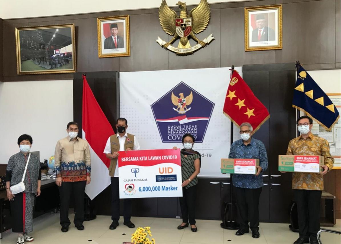 Penyerahan sumbangaan masker mediis dar Yayasan Upaya Indonesia Damai.(Foto Istimewa)