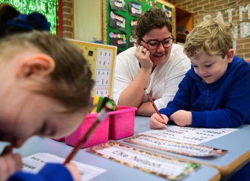 Anak-anak di seluruh New South Wales kembali ke ruang kelas mereka pada hari Senin (25/5) ketika pembatasan coromavirus dikurangi. (Foto: EPA/Al Jazeera)