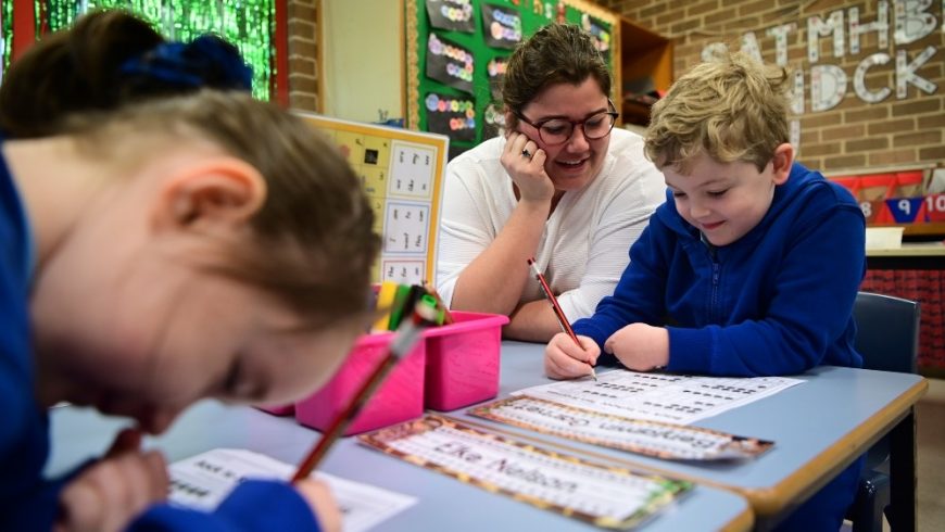 Anak-anak di seluruh New South Wales kembali ke ruang kelas mereka pada hari Senin (25/5) ketika pembatasan coromavirus dikurangi. (Foto: EPA/Al Jazeera)