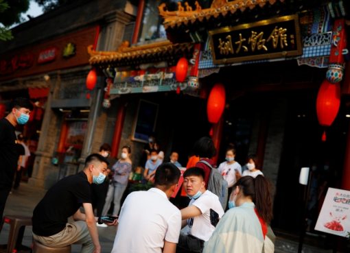 Orang-orang menunggu di luar sebuah restoran populer di Beijing, China, pada 29 Mei 2020, untuk medapatkan tempat duduk yang diatur terkait dengan wabah virus corona. (Foto: Reuters/ Al Jazeera)