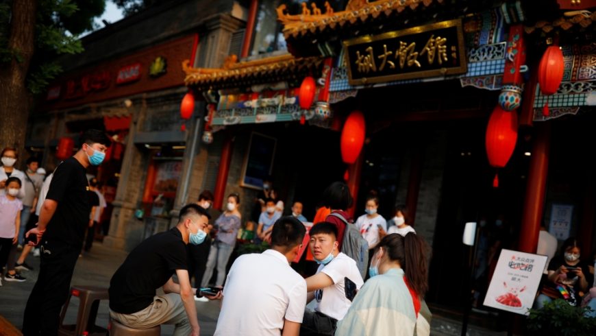 Orang-orang menunggu di luar sebuah restoran populer di Beijing, China, pada 29 Mei 2020, untuk medapatkan tempat duduk yang diatur terkait dengan wabah virus corona. (Foto: Reuters/ Al Jazeera)