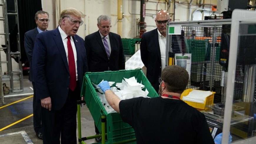 Trump etika mengunjungi sebuah pabrik pembuat alat pelindung diri, termasuk masker. (Foto: AP / Al Jazeera)