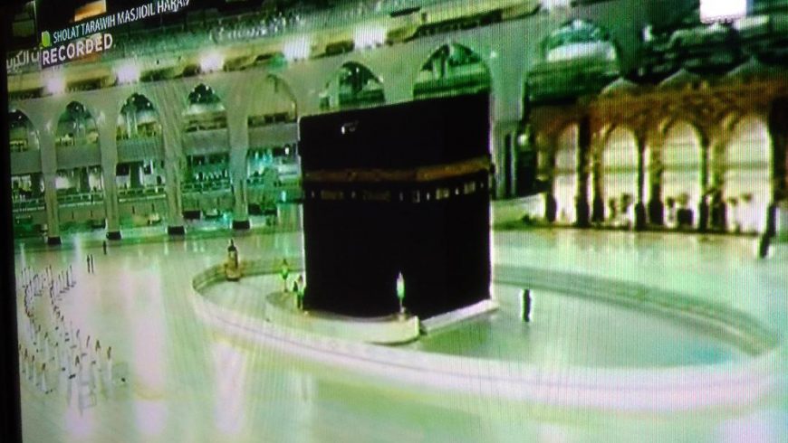 Shalat Tarawih saat diberlakukannya pembatasan terkait wabah virus corona. (Foto: Istimewa)