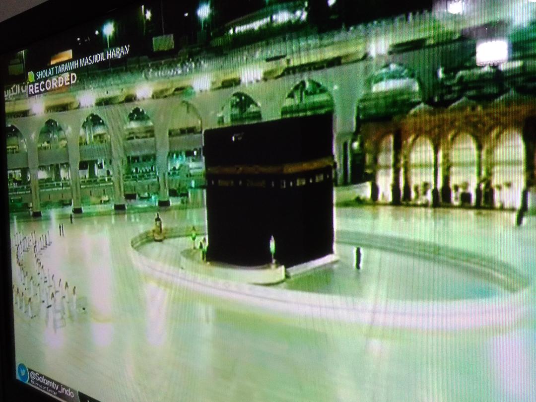 Shalat Tarawih saat diberlakukannya pembatasan terkait wabah virus corona. (Foto: Istimewa)