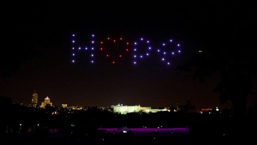Drone menampilkan kata-kata "Harapan" untuk mengenang para korban COVID-19 dan menghormati petugas kesehatan, di Madrid, Spanyol. (Foto AP/Al Jazeera)