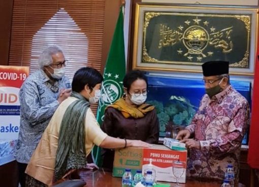 Dirut PT Gajah Tunggal Tbk Sugeng Rahardjo (paling kiri), Direktur GT Catherina Wijaya, Tuti Hadiputranto dan Ketum PBNU Said Aqil Siraj. (Foto: Istimewa)