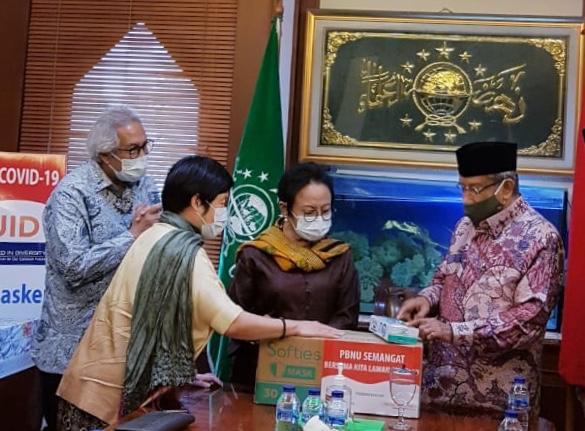 Dirut PT Gajah Tunggal Tbk Sugeng Rahardjo (paling kiri), Direktur GT Catherina Wijaya, Tuti Hadiputranto dan Ketum PBNU Said Aqil Siraj. (Foto: Istimewa)