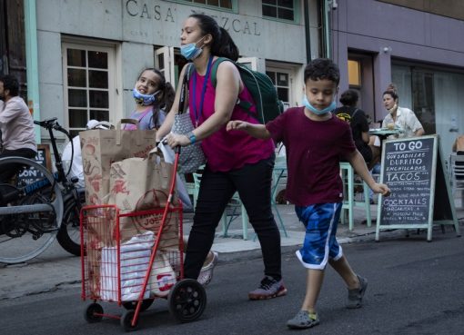New York dinyatakan teribuka kembali setelah terkena gelombang virus corona pertama di AS. Namun tetap memberlakukan karantina pada pelancong dari sejumlah negara bagian di mana kasus beban dan rawat inap meningkat. (Foto AP/Al Jazeera)
