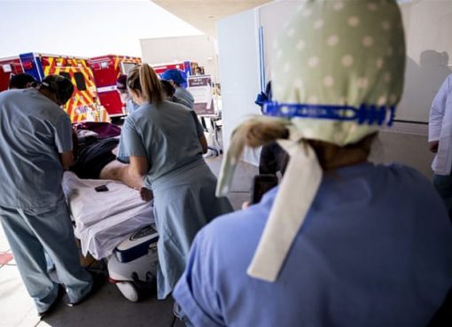 Perawat dan dokter menangani pasien COVID-19 sejak pintu masuk menjelang masuk unit gawat darurat di sebuah rumah sakit di utara San Diego di California pada bulan April. Ada kekhawatiran yang berkembang dari gelombang kedua wabah di AS.(Foto EPA/Al Jazeera)