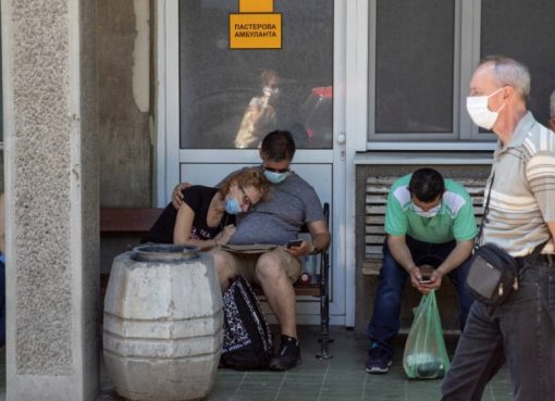Orang-orang yang diduga memiliki COVID-19 menunggu di depan Rumah Sakit untuk Penyakit Menular dan Tropis, Pusat Klinis Serbia, di Beograd, pada hari Jumat, untuk jalani pemeriksaan. (Foto Reuters/Al Jazeera)