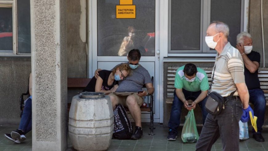 Orang-orang yang diduga memiliki COVID-19 menunggu di depan Rumah Sakit untuk Penyakit Menular dan Tropis, Pusat Klinis Serbia, di Beograd, pada hari Jumat, untuk jalani pemeriksaan. (Foto Reuters/Al Jazeera)