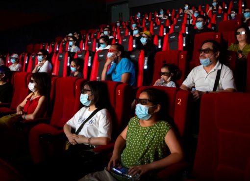 Dengan memakai masker wajah untuk melindungi diri dari virus corona, penonton di Beijing bisa menikmati film di bioskop. Ibukota China itu membuka kembali bioskop di beberapa bagian kota yang dianggap berisiko rendah.(Foto AP/Al Jazeera)