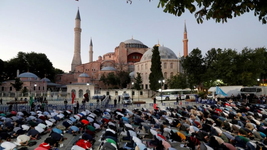 Umat ​​Islam melakukan shalat malam di depan Hagia Sophia setelah keputusan pengadilan hari Jumat.(Foto Reuters/Al Jazeera)
