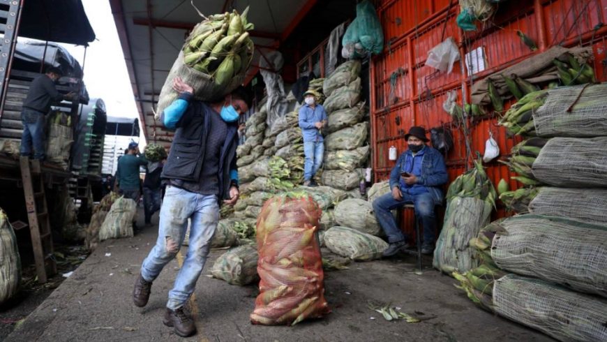 Kasus-kasus virus corona yang terkonfirmasi di Kolombia sekarang berjumlah 102.009. Pihak kementerian kesehatan setempat menyebutkan, 54.941 di antaranya aktif dan 3.470 orang telah meninggal. Gambar memperlihatan salah satu aktifitas masyarakat di sana.(Foto File AP/Al Jazeera)