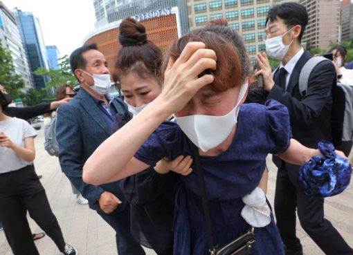 Pelayat, banyak yang memakai topeng, berkumpul di luar Balai Kota Seoul pada hari Sabtu untuk menyampaikan rasa berkabung bagi almarhum Walikota Seoul Park Won, di tengah penyebaran virus corona di kota itu. (Foto AP/ Al Jazeera)