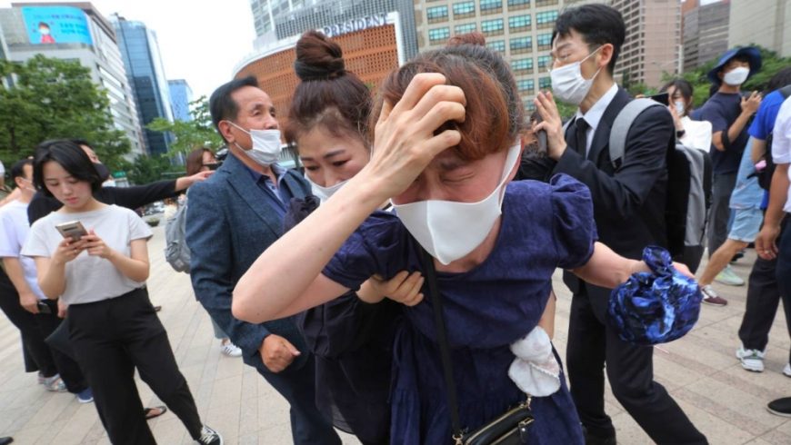 Pelayat, banyak yang memakai topeng, berkumpul di luar Balai Kota Seoul pada hari Sabtu untuk menyampaikan rasa berkabung bagi almarhum Walikota Seoul Park Won, di tengah penyebaran virus corona di kota itu. (Foto AP/ Al Jazeera)