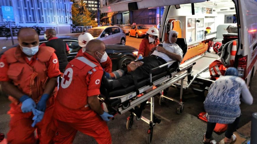 Petugas medis memindahkan orang yang terluka dari Rumah Sakit Najjar ke rumah sakit lain di daerah Hamra di Beirut.(Foto EPA/Al Jazeera)