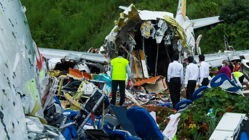 Pejabat petugas puing-puing jet Air India Express di Bandara Internasional Calicut di Karipur, Kerala, pada 8 Agustus 2020.(Foto AFP/Al Jazeera)