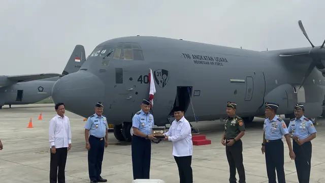 Menteri Pertahanan Prabowo Subianto menyambut kedatangan Pesawat C-130J Super Hercules dari Amerika Serikat di Lanud Halim Perdanakusuma, Jakarta.