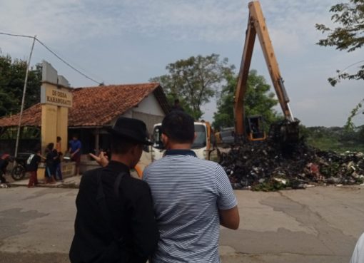 Donny mantau pengerukan sampah di Kali Ciherang. (agus)