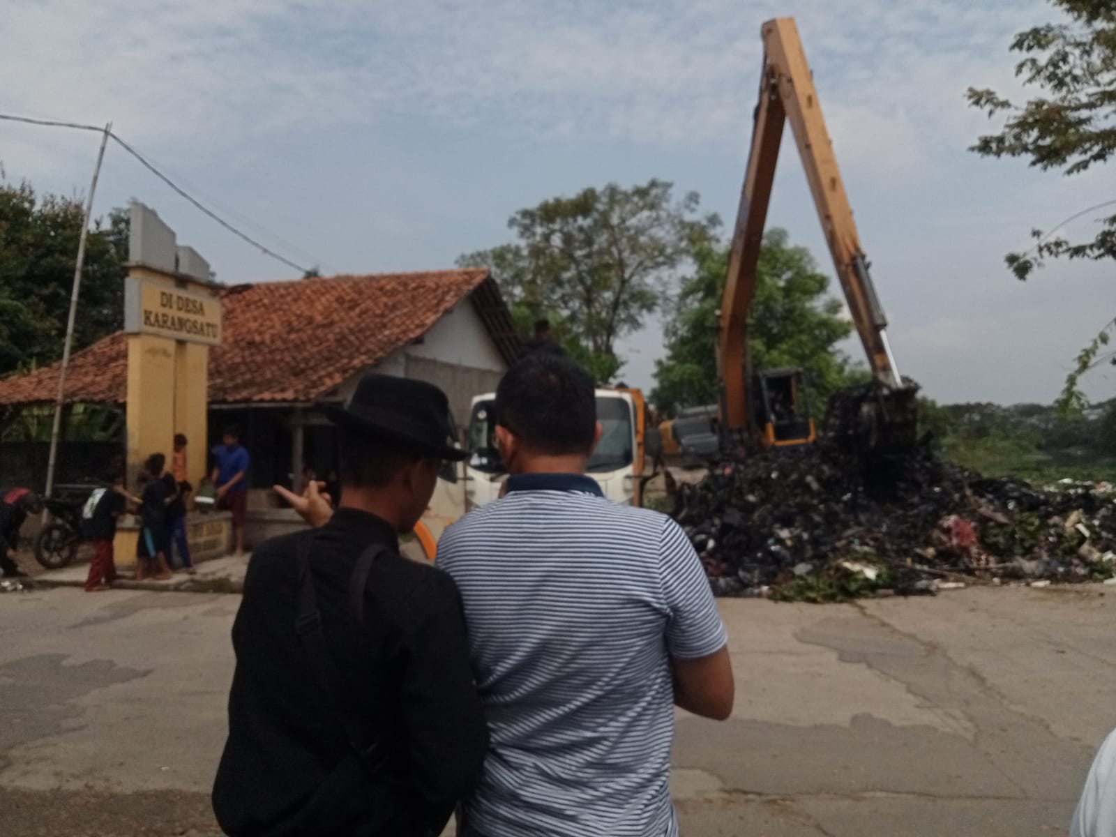 Donny mantau pengerukan sampah di Kali Ciherang. (agus)
