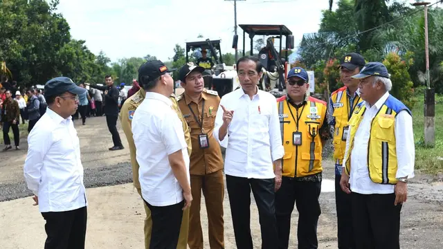 Presiden Joko Widodo (Jokowi) meninjau Jalan Inpres Jalur Kerkap-Tanjung Agung Pali, di Kabupaten Bengkulu Utara.