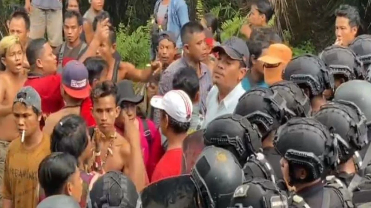 Aparat Brimob dan warga bentrok.