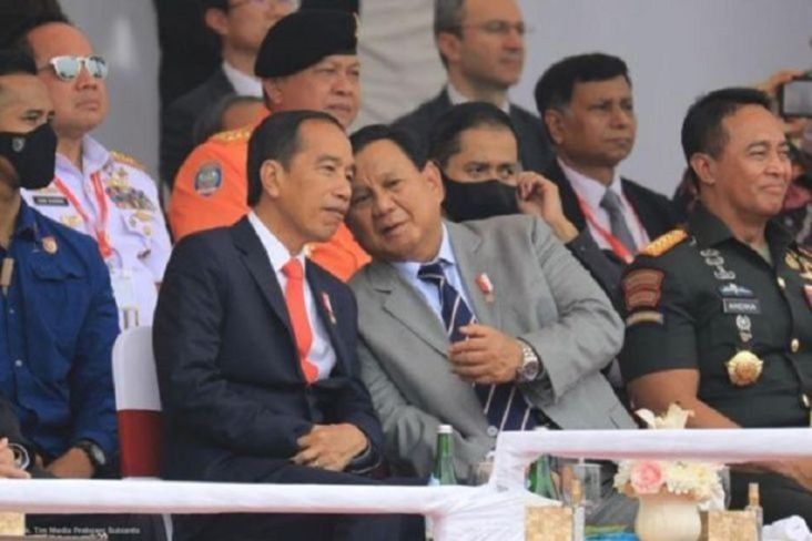 Presiden Jokowi berbincang akrab dengan Menhan Prabowo Subianto.
