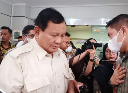 Prabowo menjenguk Cak Nun.