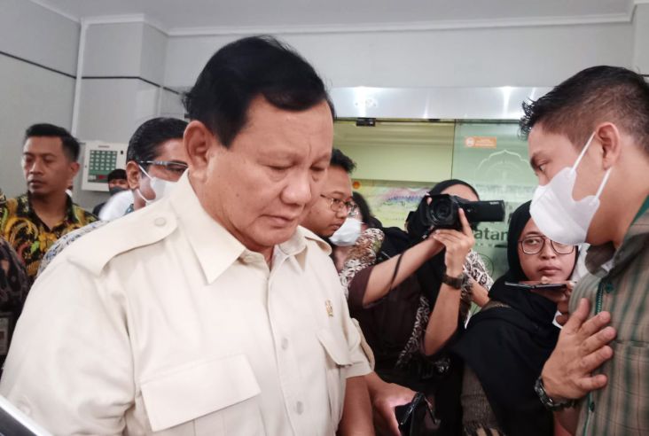 Prabowo menjenguk Cak Nun.