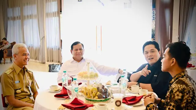 Prabowo Subianto, Erick Thohir, Ganjar Pranowo, dan Gibran Rakabuming berbincang-bincang di ruang tunggu bandara sambil menunggu kedatangan Presiden Jokowi dan Ibu Iriana di Bandara Adi Soemarmo, Senin 24 Juli 2023.
