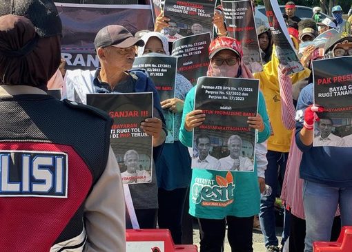 Warga tagih ganti rugi tanah.
