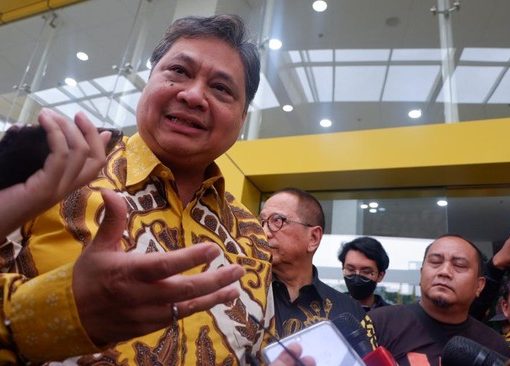 Airlangga Hartarto respons isu Munaslub Golkar jelang Pilpres 2024.