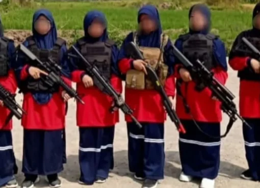 Foto santriwati di Pondok Pesantren Baitul Qur’an Al-Jahra Magetan menenteng soft gun laras panjang dalam kegiatan eksebisi.