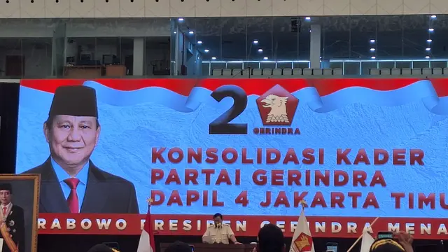 Menhan yang juga Ketua Umum Gerindra Prabowo Subianto memberikan pidato pada acara konsolidasi akbar wilayah Jakarta Timur di GOR Velodrome, Minggu (16/7/2023).