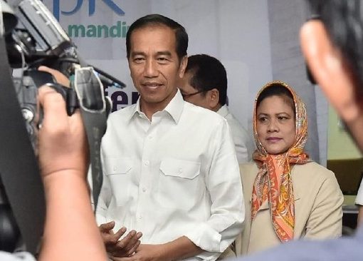 Presiden Jokowi menjenguk Cak Nun di RSUP Dr Sardjito, Yogyakarta.