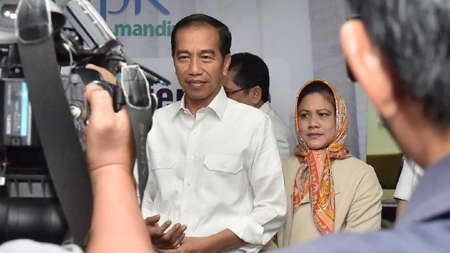 Presiden Jokowi menjenguk Cak Nun di RSUP Dr Sardjito, Yogyakarta.