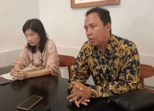 Diana Suwito bersama pengacaranya usai melakukan mediasi di Polsek Jombang.